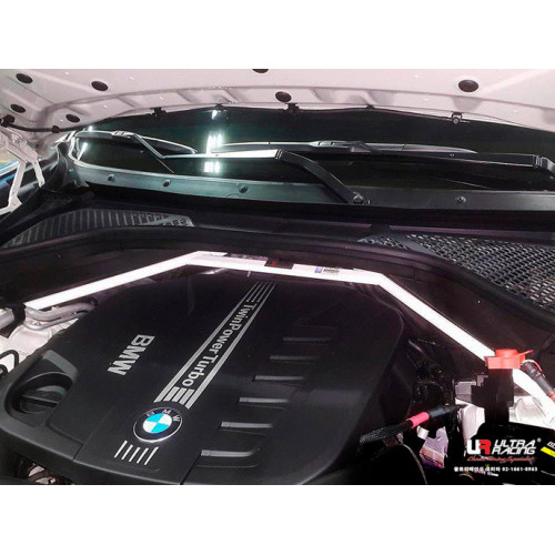 BMW X5 в кузове F15 передняя распорка стоек от Ultra Racing